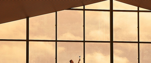 Man at work at T2 Málaga airport / Flickr - Dorte