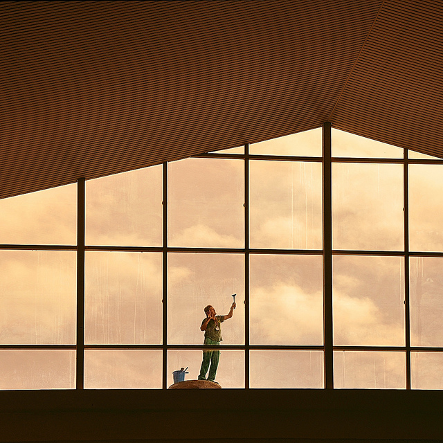 Man at work at T2 Málaga airport / Flickr - Dorte