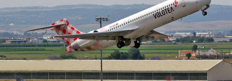 Volotea's B-717 take-off from Seville airport / Wikimedia Commons - Curimedia