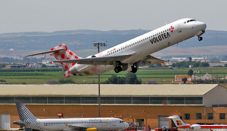 Volotea's B-717 take-off from Seville airport / Wikimedia Commons - Curimedia