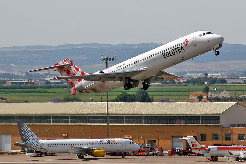 Volotea's B-717 take-off from Seville airport / Wikimedia Commons - Curimedia