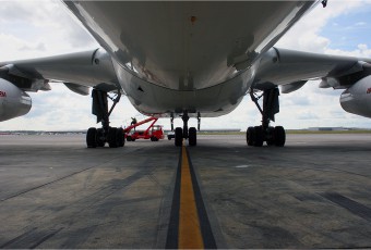 Iberia's A340 serviced by Iberia Handling at Adolfo Suárez Madrid-Barajas airport. By Entropía - Flickr.