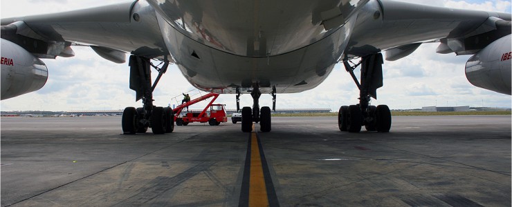 Iberia's A340 serviced by Iberia Handling at Adolfo Suárez Madrid-Barajas airport. By Entropía - Flickr.