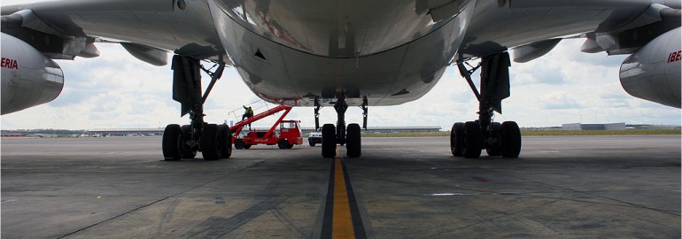 Iberia's A340 serviced by Iberia Handling at Adolfo Suárez Madrid-Barajas airport. By Entropía - Flickr.