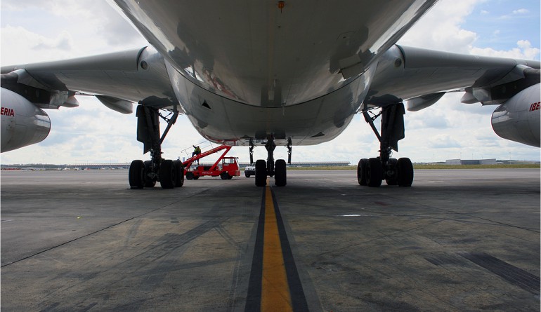 Iberia's A340 serviced by Iberia Handling at Adolfo Suárez Madrid-Barajas airport. By Entropía - Flickr.