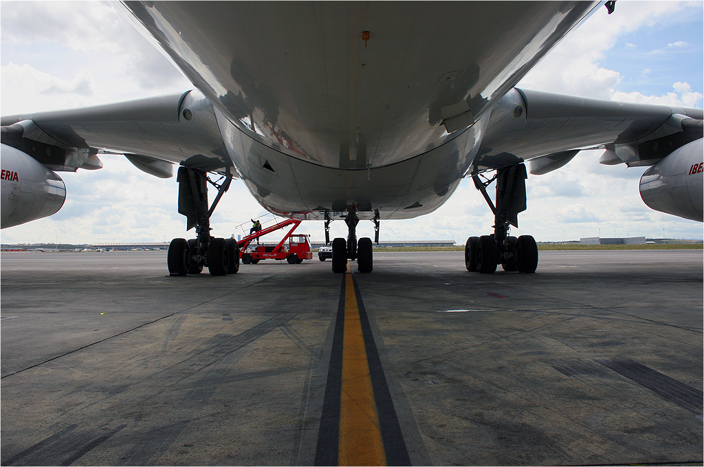 Iberia's A340 serviced by Iberia Handling at Adolfo Suárez Madrid-Barajas airport. By Entropía - Flickr.