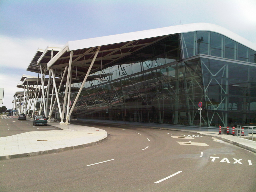 Zaragoza airport terminal by Juan50300 - Flickr