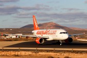 Easyjet A319 at Lanzarote airport by Andy Mitchell / Wikimedia Commons