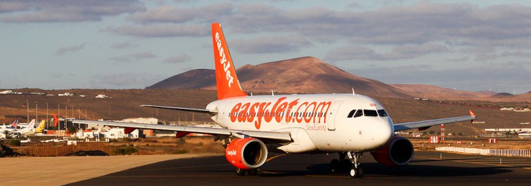 Easyjet A319 at Lanzarote airport by Andy Mitchell / Wikimedia Commons