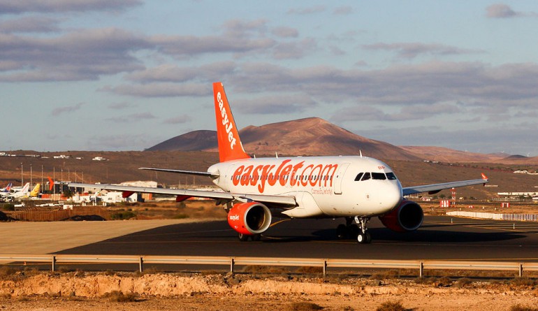 Easyjet A319 at Lanzarote airport by Andy Mitchell / Wikimedia Commons