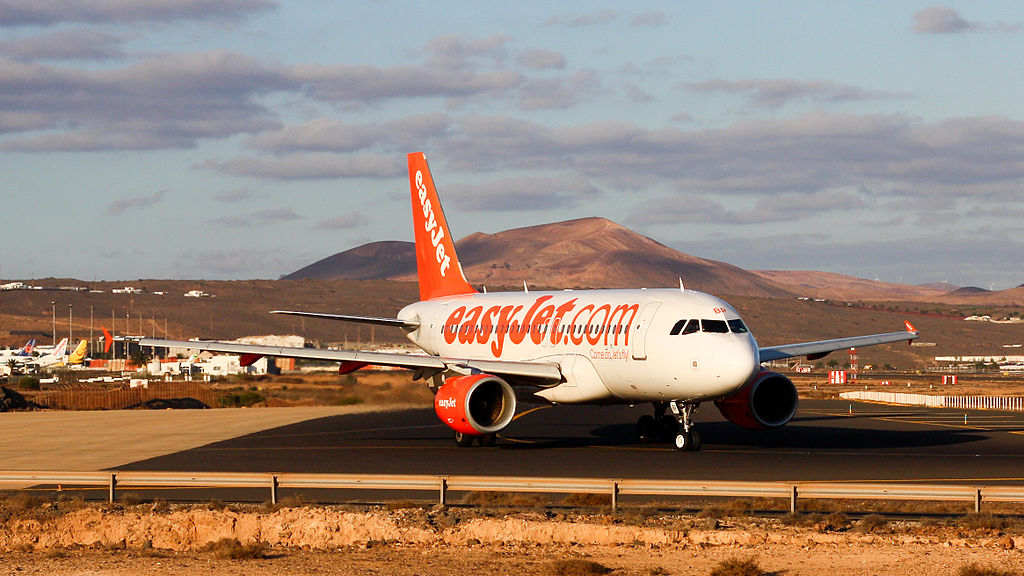 Easyjet A319 at Lanzarote airport by Andy Mitchell / Wikimedia Commons