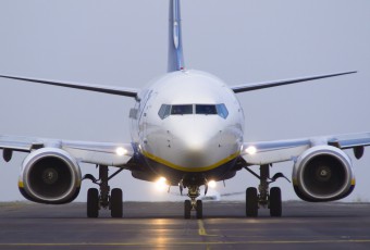 Ryanair's EI-EBW in Tenerife North, to operate FR5279 TFN-MAD by Dura-Ace, Wikimedia Commons