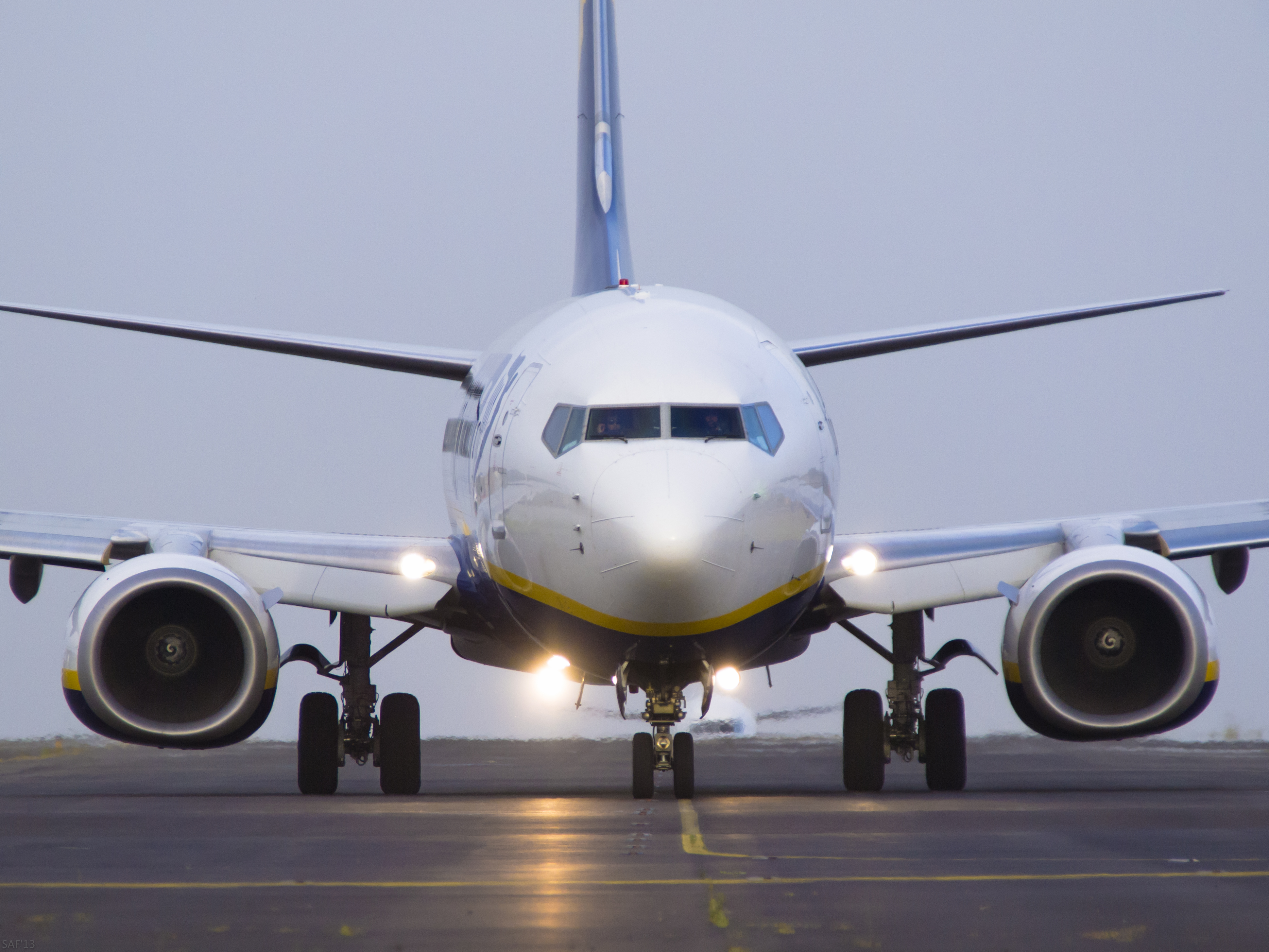 Ryanair's EI-EBW in Tenerife North, to operate FR5279 TFN-MAD by Dura-Ace, Wikimedia Commons