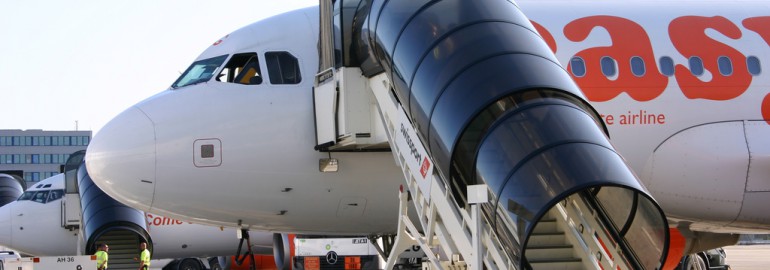 An easyJet aircraft being serviced by Swissport / by Jon Whitton - Flickr