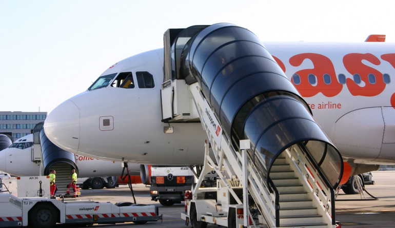 An easyJet aircraft being serviced by Swissport / by Jon Whitton - Flickr