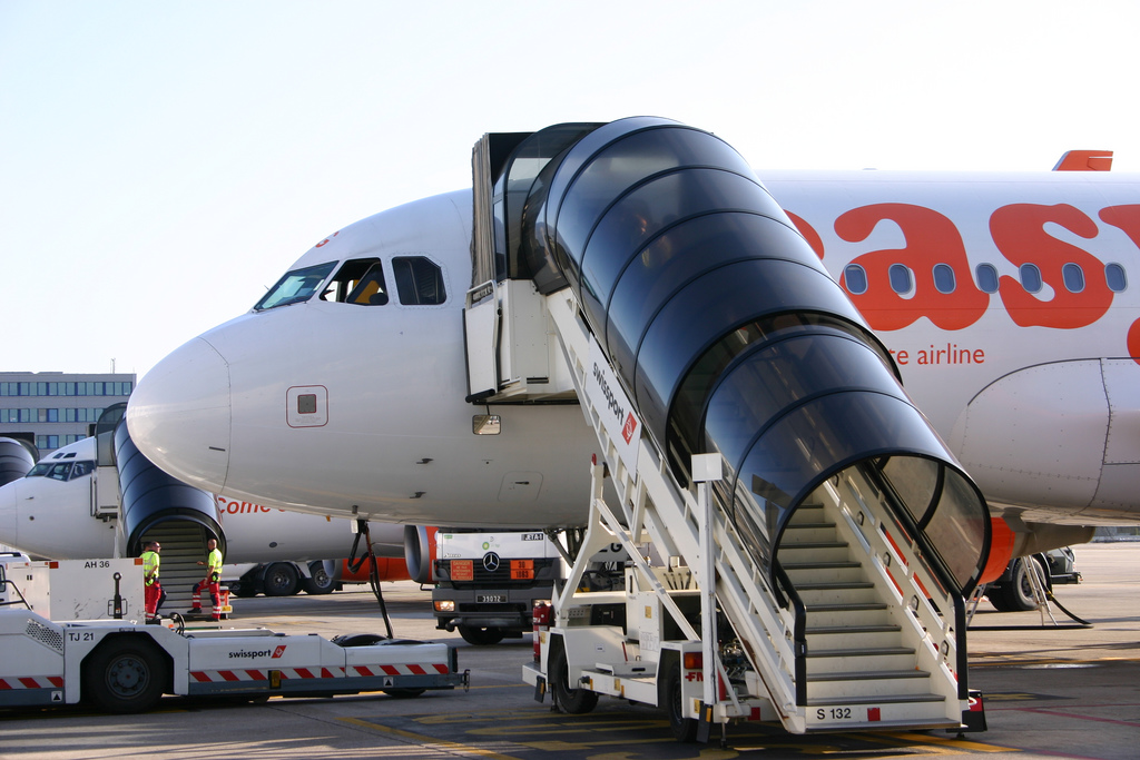An easyJet aircraft being serviced by Swissport / by Jon Whitton - Flickr