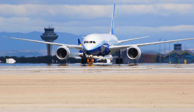 Brand new boeing 787 at Madrid airport with T4 in the background. By José A. - Flickr.