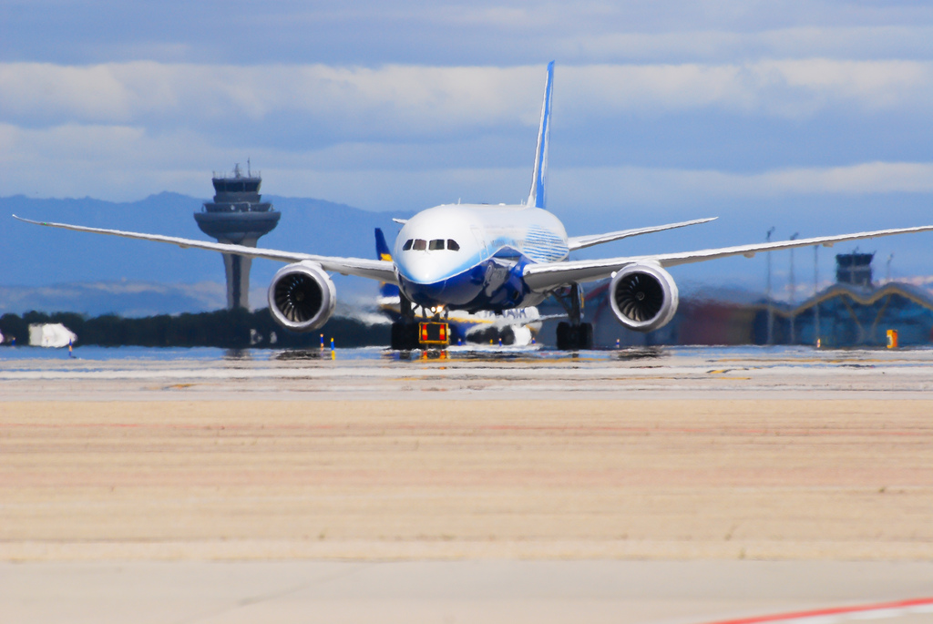 Brand new boeing 787 at Madrid airport with T4 in the background. By José A. - Flickr.