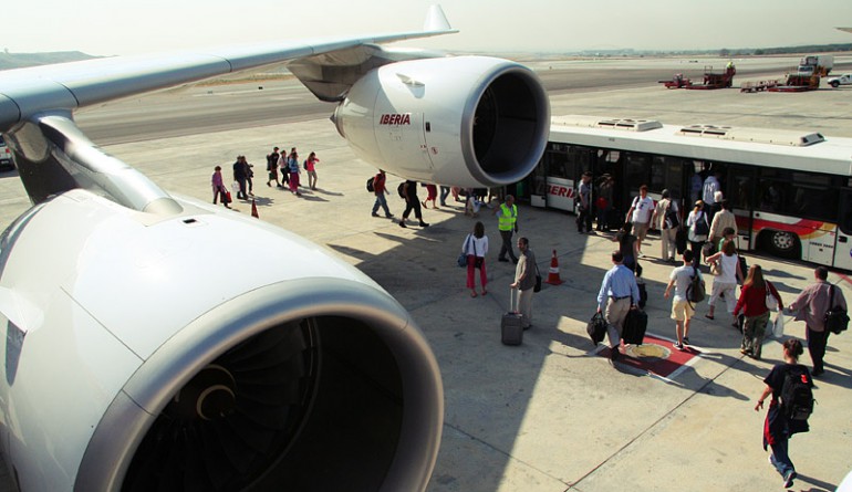 A view from door 2L of the left wing of Iberia Airbus A340-600 EC-JOH upon arrival at Madrid Barajas Airport by Matt Hintsa - Flickr