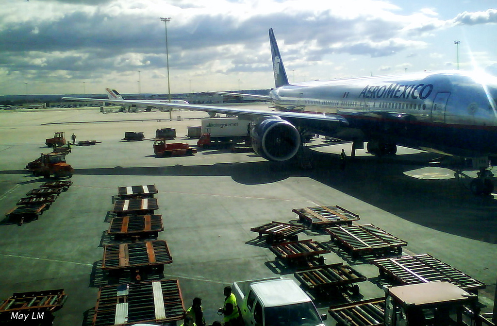 Aeromexico Plane in Madrid by May LM - flickr