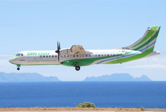 Binter Canarias ATR 72-500 EC-KGJ landing in Funchal by Aero Icarus