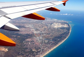 EasyJet above Barcelona by Victor - flickr