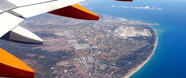 EasyJet above Barcelona by Victor - flickr