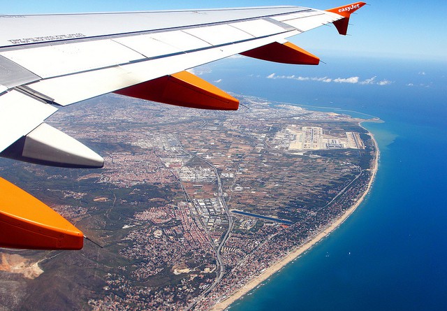 EasyJet above Barcelona by Victor - flickr