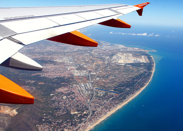 EasyJet above Barcelona by Victor - flickr