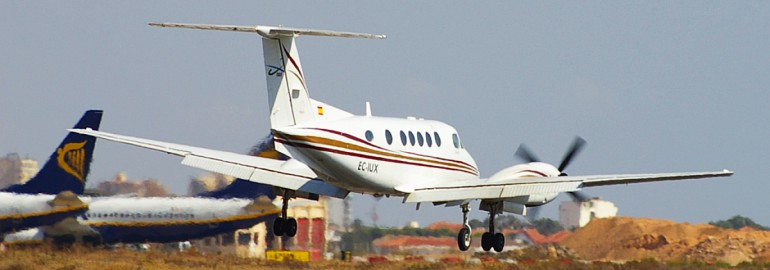 EC-IUX, Beech Super King Air B200, (cn BB-1840), TAS Transportes Aéreos del Sur, landing at San Javier by Fotero - Flickr