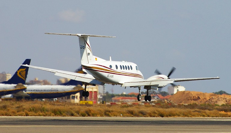 EC-IUX, Beech Super King Air B200, (cn BB-1840), TAS Transportes Aéreos del Sur, landing at San Javier by Fotero - Flickr