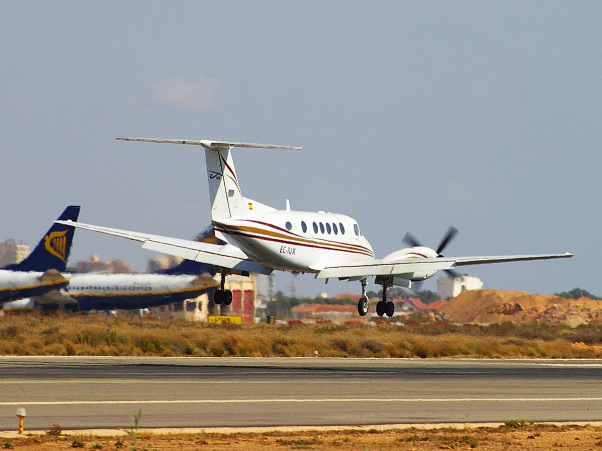 EC-IUX, Beech Super King Air B200, (cn BB-1840), TAS Transportes Aéreos del Sur, landing at San Javier by Fotero - Flickr