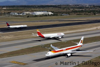 Two Iberias and one Delta operating on the Madrid airport runways