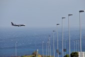Ryanair arriving in Tenerife South by Carlos Lopez Echeto Marrero