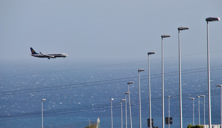 Ryanair arriving in Tenerife South by Carlos Lopez Echeto Marrero